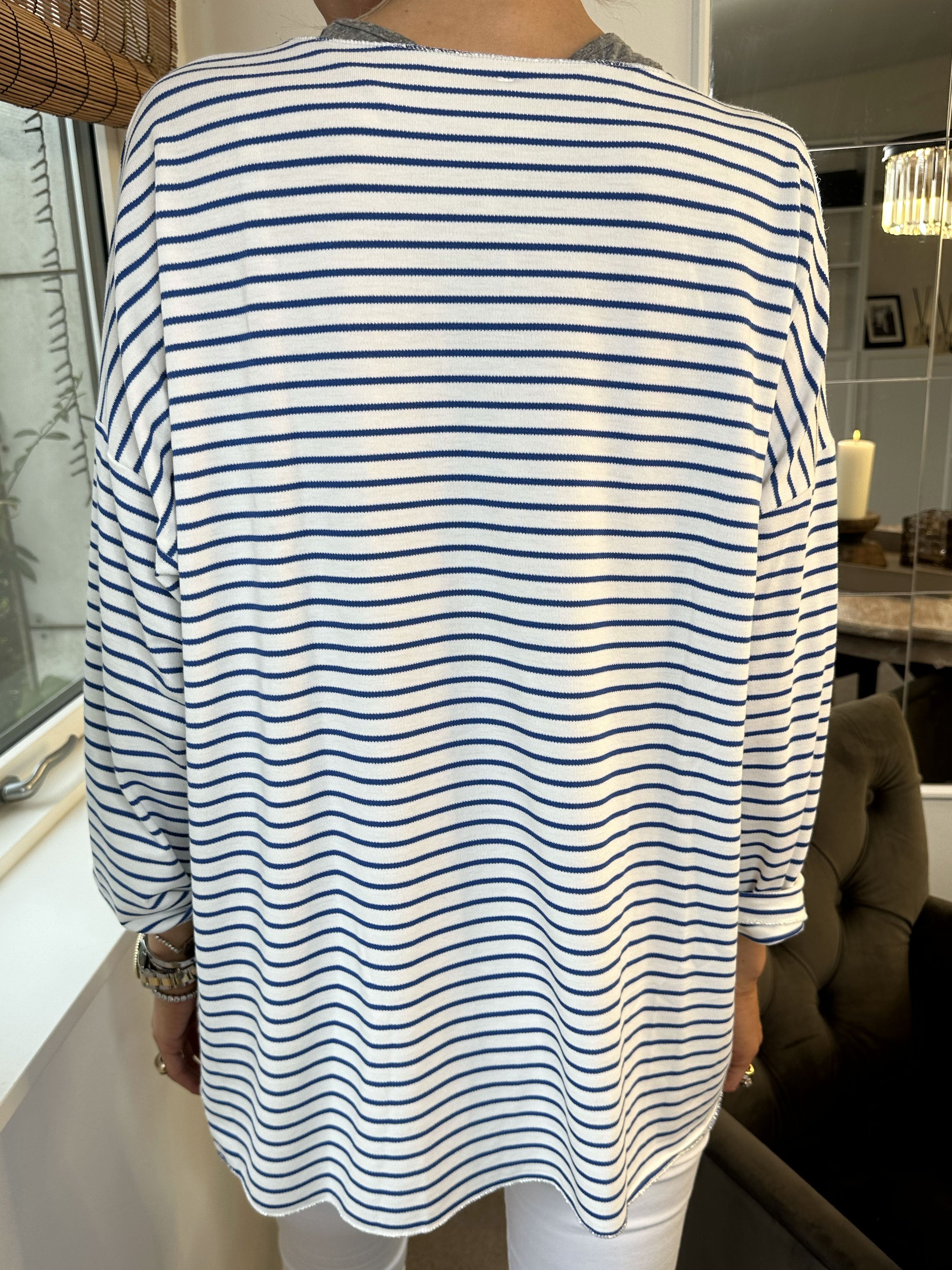 Stripe - Hvid blød bluse med tynde striber